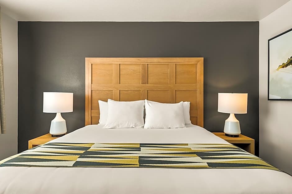 Oxford Suites Redding