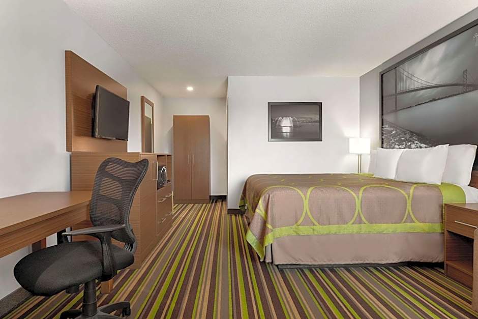 Super 8 by Wyndham Windsor/Dougall