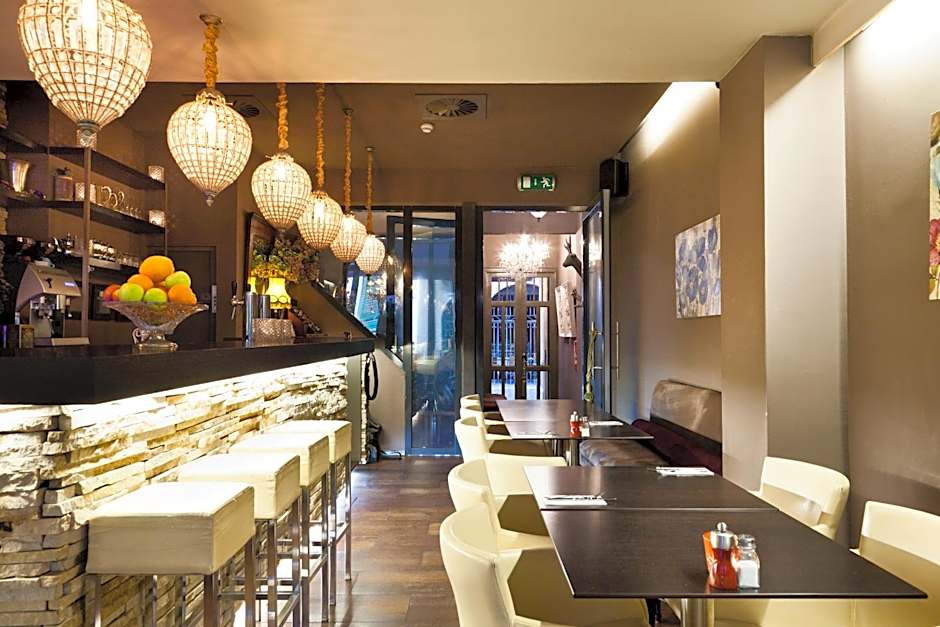 Hotel Diamonds and Pearls