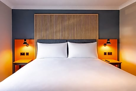 CLUB ROOM (FREE PARKING, GYM & POOL ACCESS)