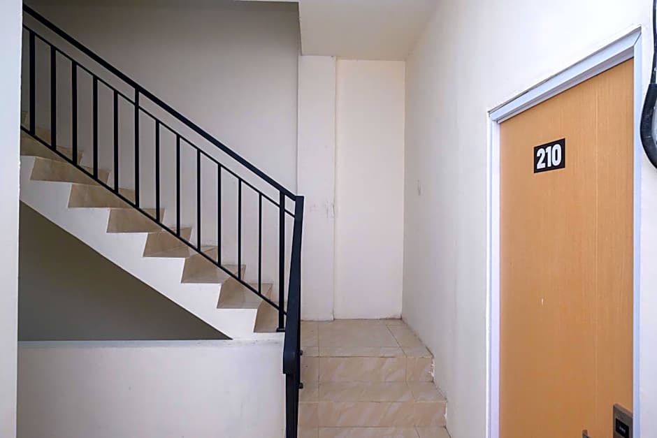 Urbanview Hotel AVA Semarang near Akademi Kepolisian Semarang by RedDoorz