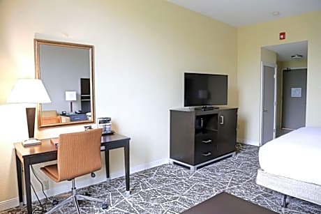 King Room with Accessible Tub - Mobility Access