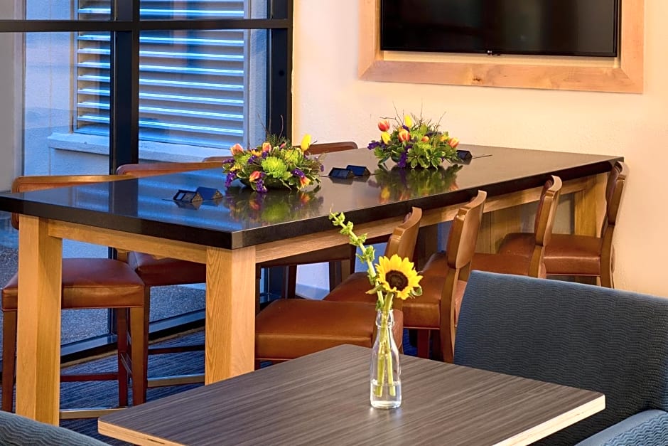 Holiday Inn Express Nashville Airport, an IHG Hotel
