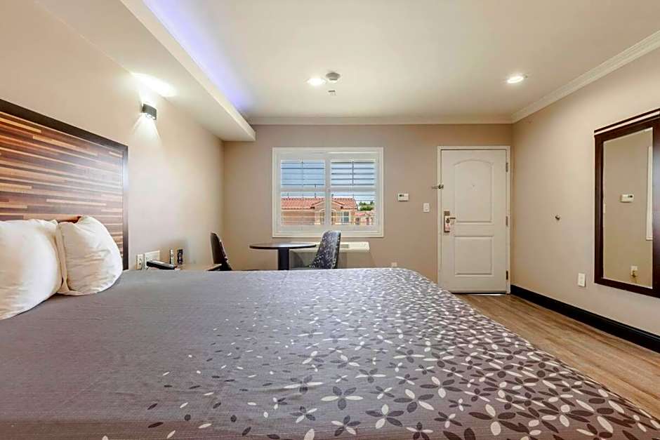 Diamond Bell Inn & Suites