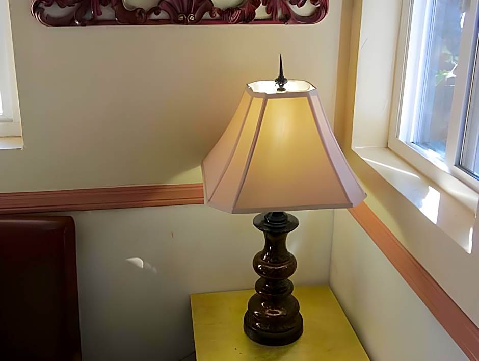 Civic Center Lodge / Lake Merritt BART