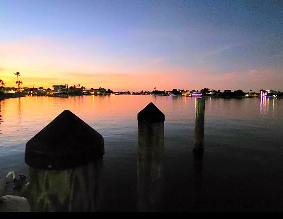 Searenity, Waterside studio in the heart of Treasure Island, walk to beach