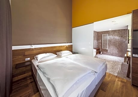 Suite with Kingsize Bed with Balcony and Thermal Bath Access