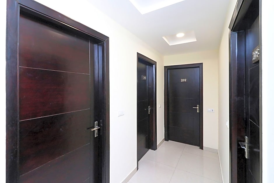 11611 Royal Palace Inn