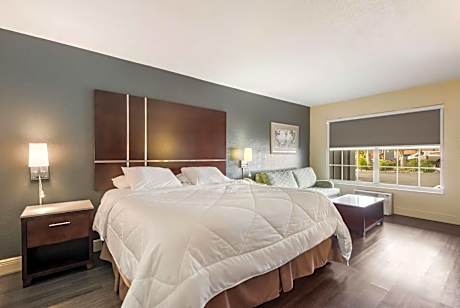 King Room with Mobility Accessible Tub