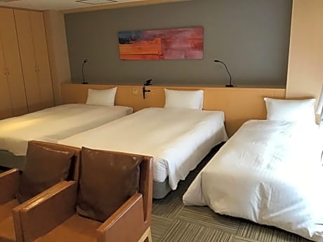 Superior Twin Room with Sofa Bed - Non-Smoking
