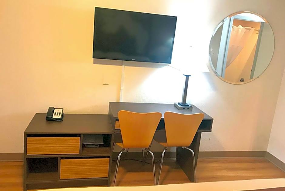 Super 8 by Wyndham Evanston