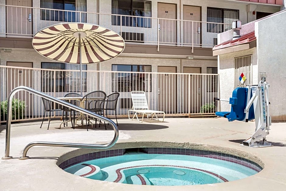 Super 8 Phoenix Metro North – Phoenix, AZ
