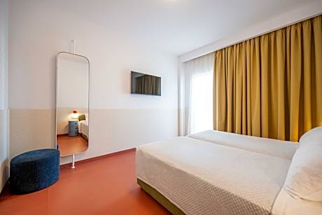 Apartment with Pool View