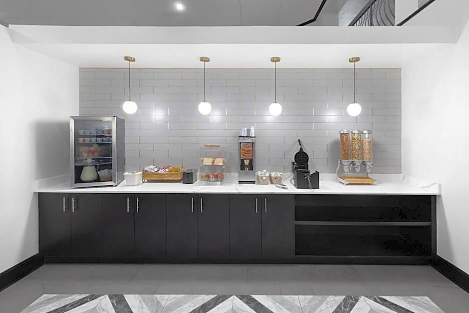 La Quinta Inn & Suites by Wyndham Houston Bush Iah South