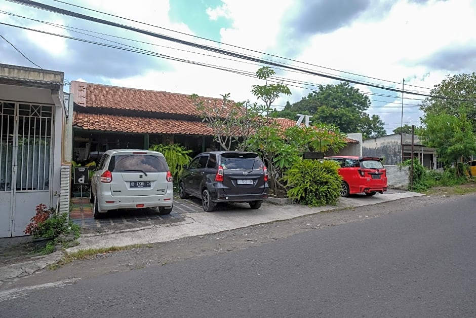 RedDoorz near Lotte Mart Maguwoharjo Yogyakarta