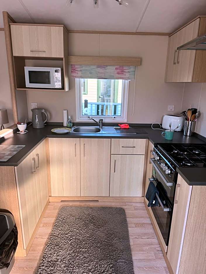 2 Bedroom Lakeview Lodge - Ensuite & Balcony Deck