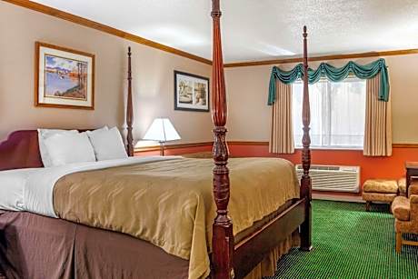 King Suite - Non-Smoking