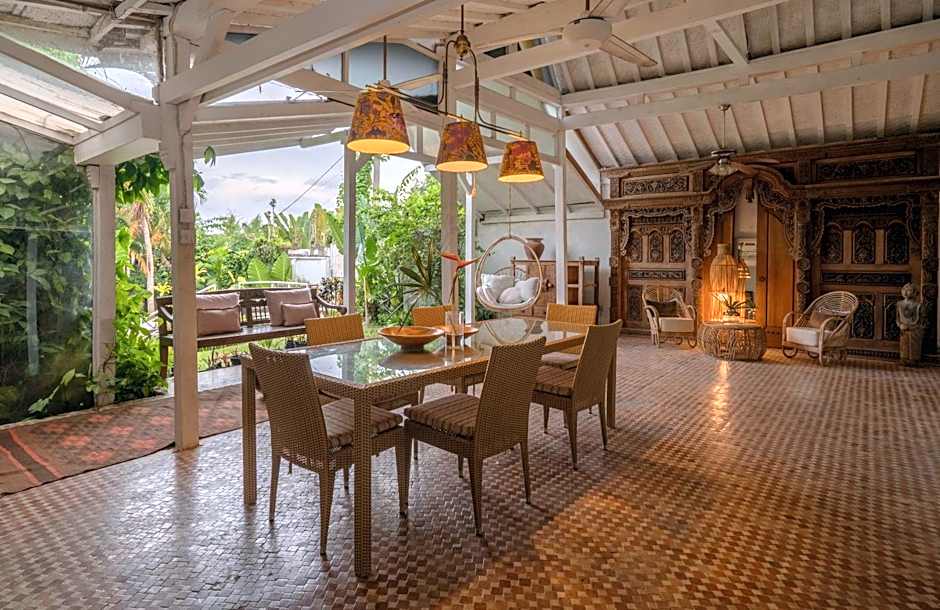 Spacious rustic Balinese villa with large pool