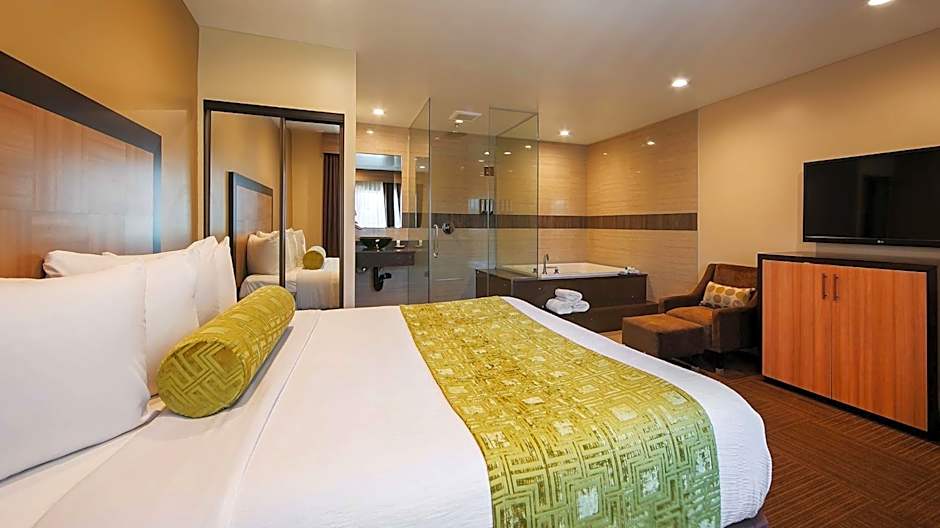 Photo 1 of 3 of 1 King Bed, Whirlpool