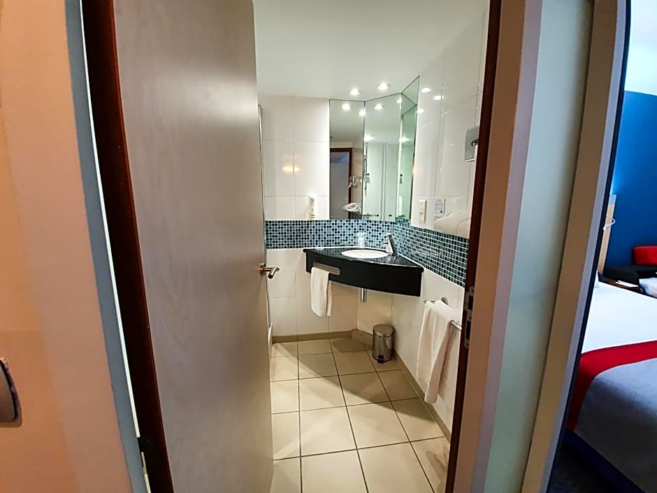 Holiday Inn Express Paris-Canal De La Villette By IHG