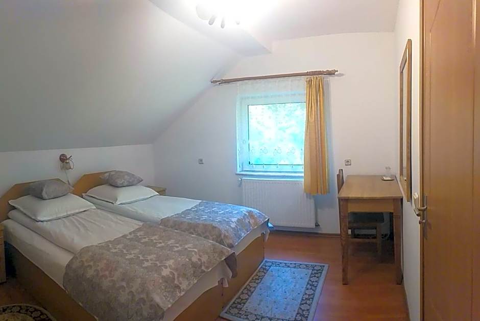 Șoaptele pădurii & Căsuța din pădure