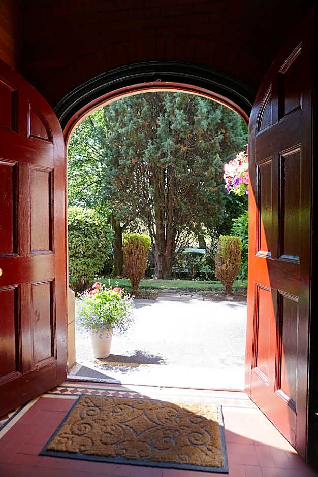 Broadfield Park Hotel by Belvilla