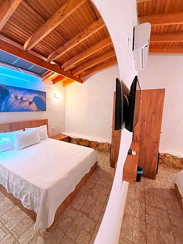 Ados Hotel