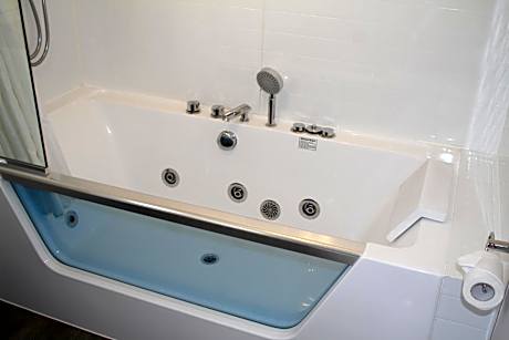 Studio with Spa Bath