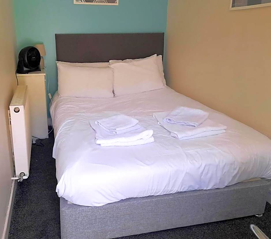 Irvine Riverside Guesthouse by Paymán Club