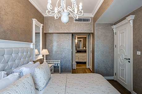 Private Suite with Spa Bath