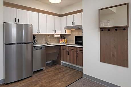 Queen Suite with Roll-In Shower - Disability Access
