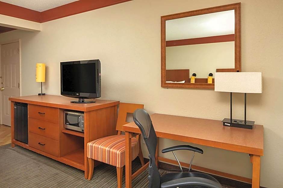 La Quinta Inn & Suites by Wyndham Atlanta Ballpark/Galleria