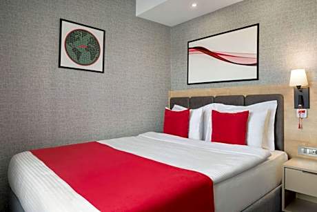 Standard Room with French Bed and Poolside - Mobility Accessible