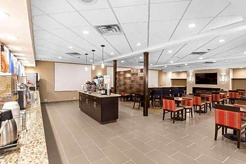 Comfort Inn & Suites Allen Park - Dearborn