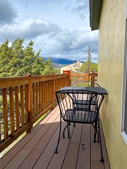 Yellowstone Riverside Cottages