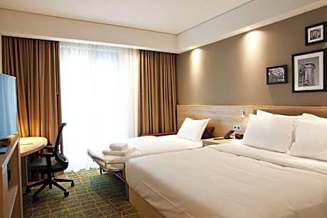 Queen Room Non Smoking With Courtyard View