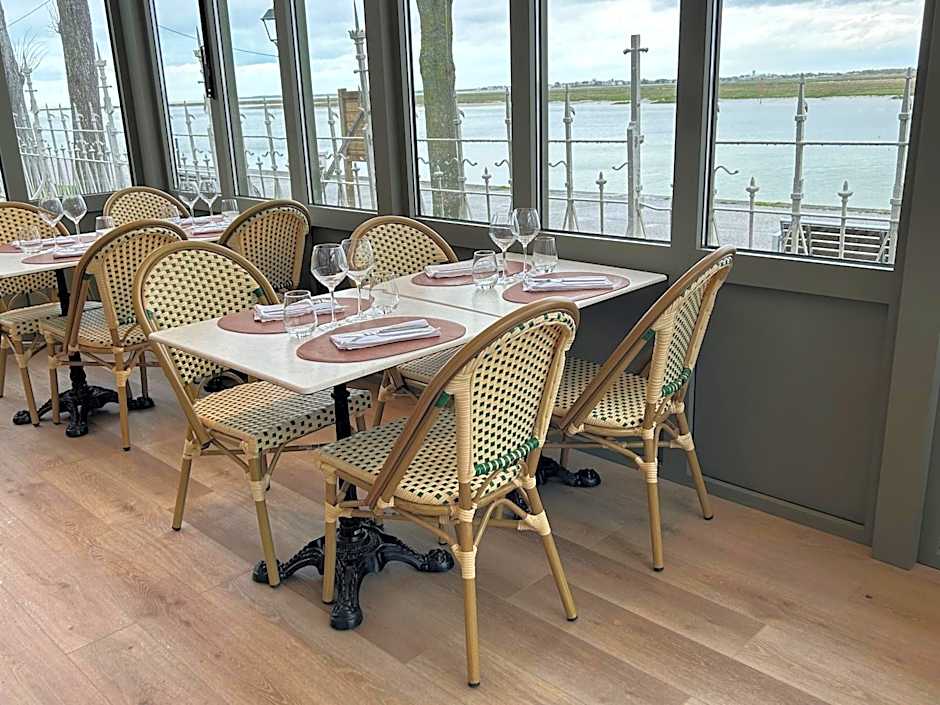 Logis Hôtel- Restaurant Le Relais Guillaume de Normandy-PARKING GRATUIT-Bornes électriques-VUE BAIE TERRASSE-Calme