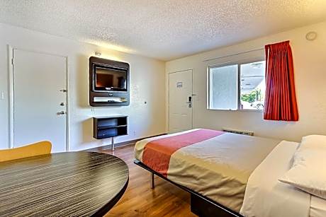 Deluxe Queen Room - Non-Smoking