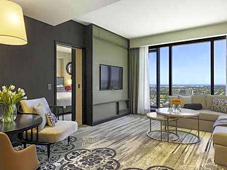 Prestige King Suite with Living Room and Club Access - Accessible