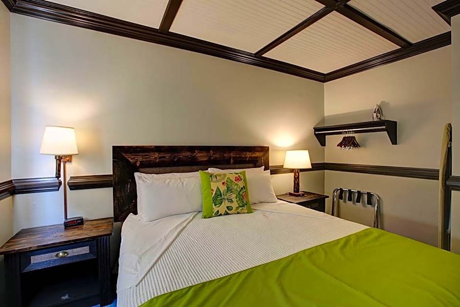 Caliente Tropics Hotel