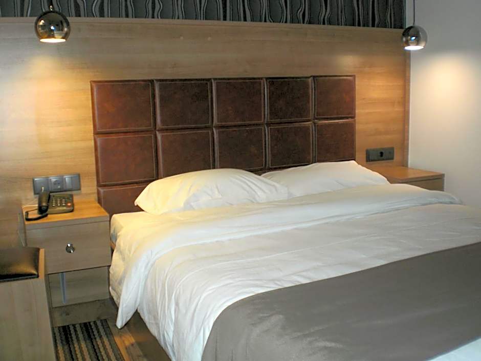 Metropolis Hotel