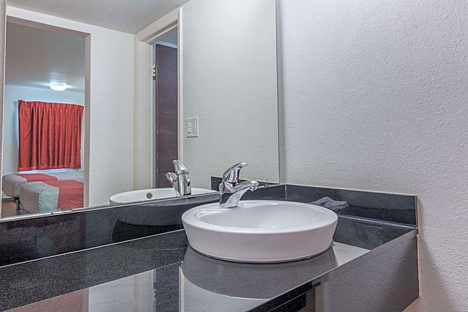 Motel 6-Texarkana, AR