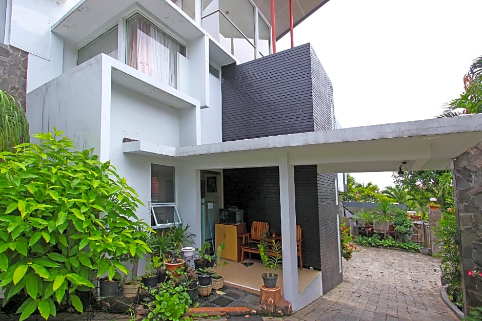 Capital O 91665 D'prof Exclusive Guesthouse