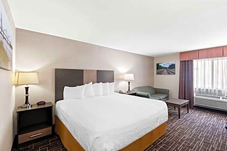 Deluxe King Room - Non-Smoking