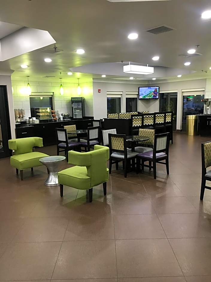 La Quinta Inn & Suites by Wyndham Louisville East