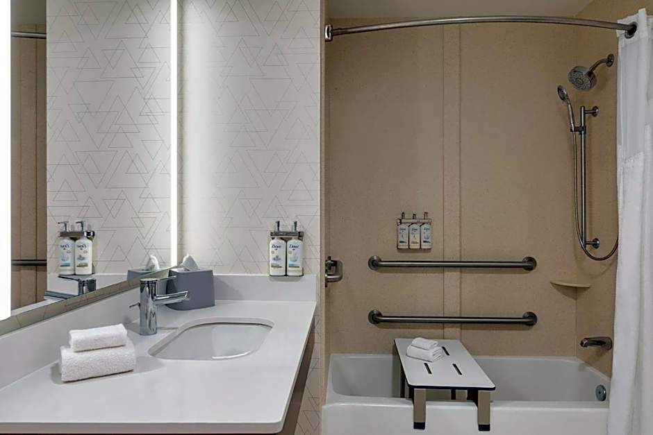 Holiday Inn Express & Suites North Fremont By IHG