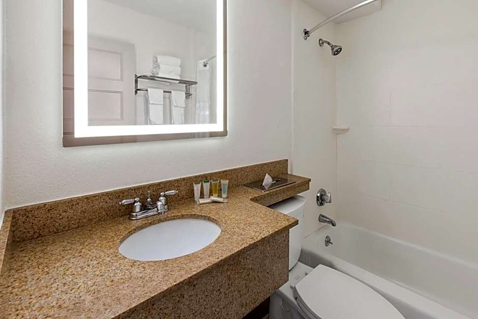 Howard Johnson by Wyndham Malden Boston Area