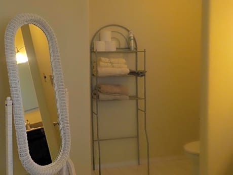 Queen-Ensuite with Jet bath-Superior-Street View-Helen