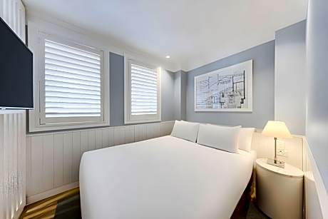 EXECUTIVE STUDIO ROOM