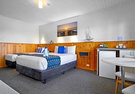 Standard Queen Room with Single Bed